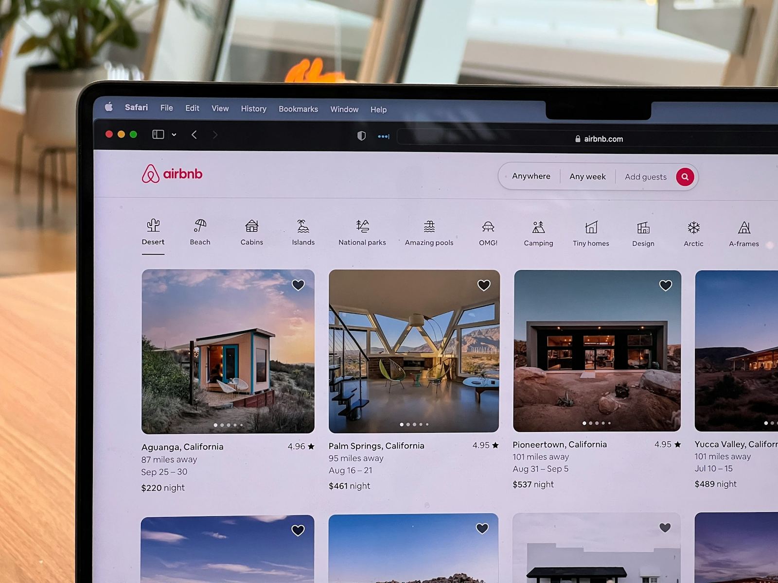 Schermata di un annuncio Airbnb con il prezzo per notte e il dettaglio dei costi mostrato al checkout